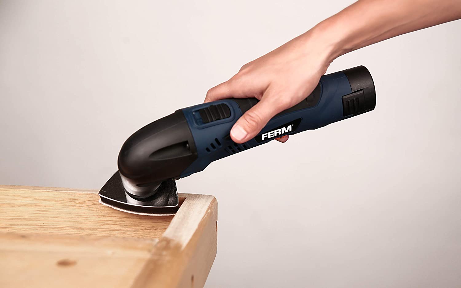 FERM Utensile Multifunzione A Batteria Ioni Di Litio 12V - 1.5Ah. Include 8 Accessori E Custodia. Velocità Variabile 11 FERM OTM1006 Utensile Multifunzione a Batteria 12V - 1.5Ah