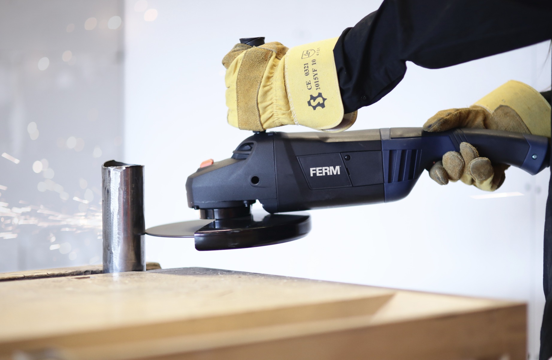 FERM Smerigliatrice Angolare 2500W - 230mm. Interruttore Di Sicurezza - Blocco Del Mandrino - Soft Start - Impugnature Laterale Regolabile - Cavo Di 3 Metri 12 FERM AGM1088 Smerigliatrice angolare 2500W - 230mm