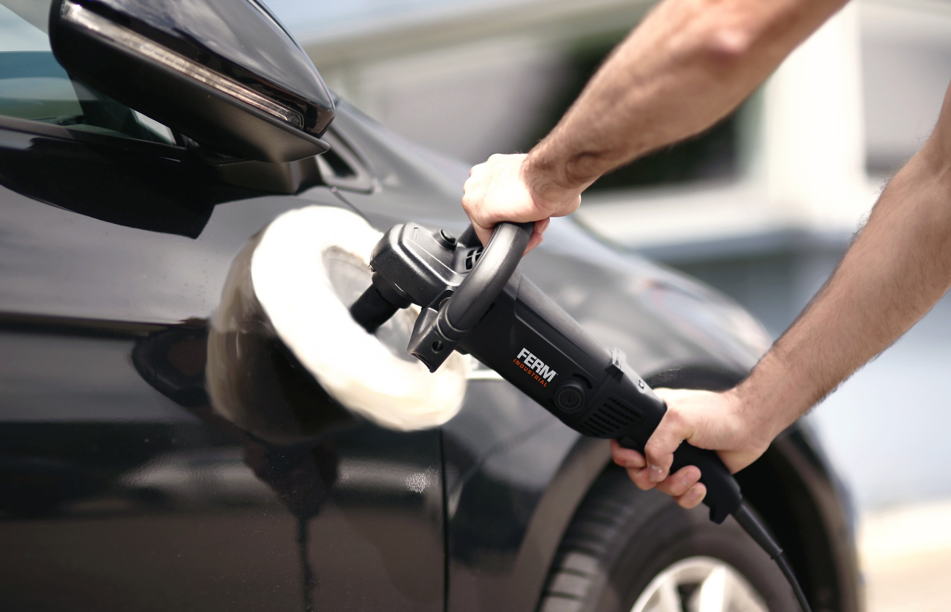 FERM Lucidatrice Elettronica A Velocità Costante 1400W - 180 Mm. Velocità Variabile. Cavo In Gomma Da 4m. Inclusi 2 Dischi Di Lucidatura, Piastra Di Supporto E Custodia 11 FERM AGM1120P Lucidatrice elettronica a velocità costante 1400W - 180 mm. Velocità variabile. Cavo in gomma da 4m. Inclusi 2 dischi di lucidatura, piastra di supporto e custodia