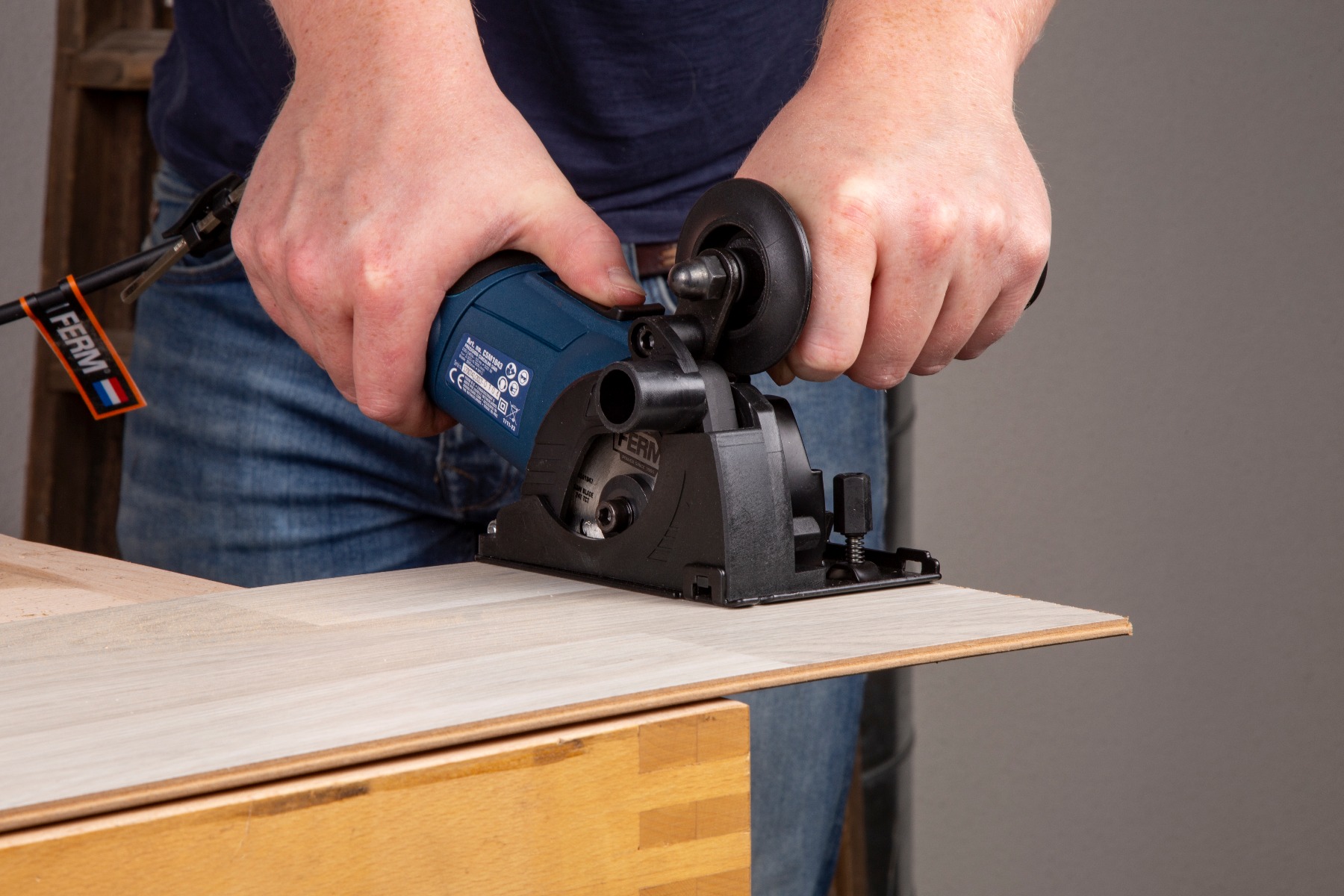 Mini Sega Circolare Di Precisione 500W. Velocità Variabile. Include 3 Lame E Custodia FERM 11 FERM CSM1043 Mini sega circolare di precisione 500W. Velocità variabile. Include 3 lame e custodia