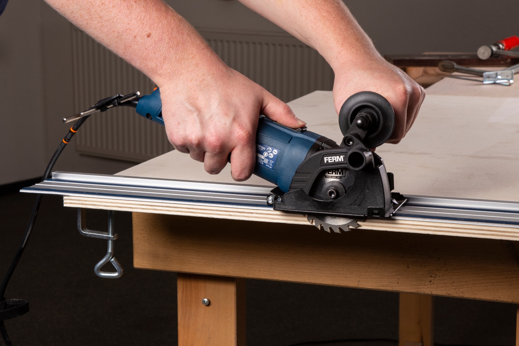 FERM Sega Circolare Di Precisione 500 W - Velocità Variabile - Incl. 3 Lame Per Sega 13 FERM CSM1043_S Sega circolare di precisione 500 W - Velocità variabile - Incl. 3 lame per sega