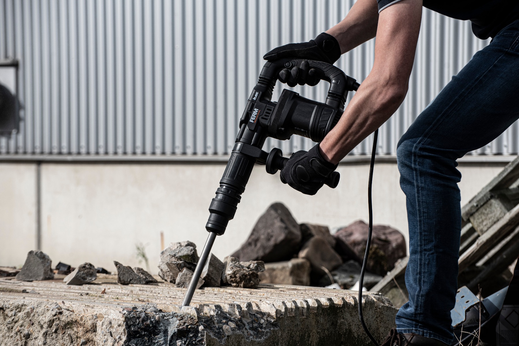 FERM Martello Demolitore Professionale 1200W. 12 Posizioni Regolabili Dello Scalpello. Include 1 Scalpello A Punta 25 Mm SDS Max, Uno Scalpello Piatto 25 Mm SDS Max E Custodia 9 FERM HDM1040P Martello Demolitore Professionale 1200W - 12 posizioni regolabili dello scalpello