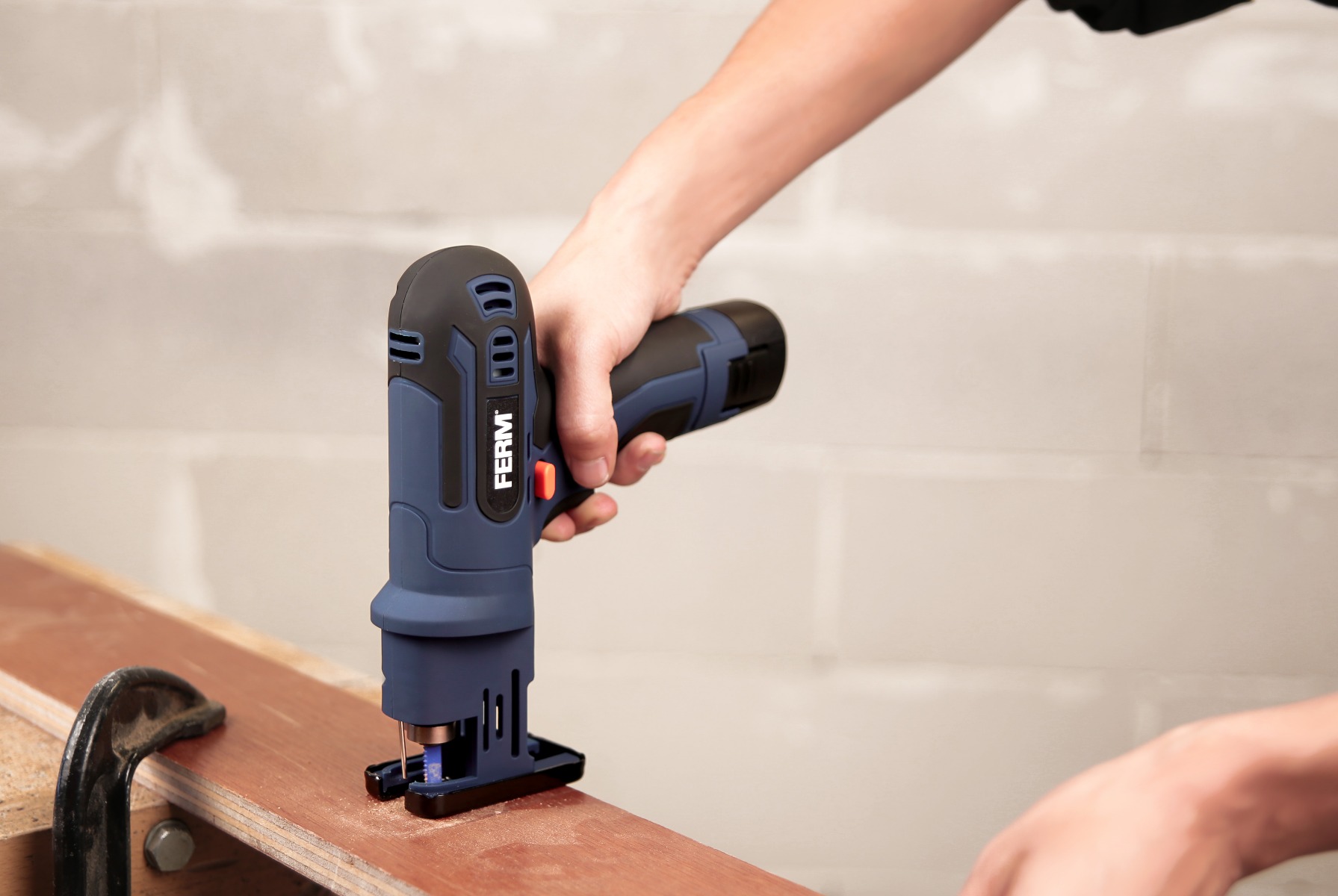 FERM Seghetto Alternativo A Batteria Ioni Di Litio 12V. Include 1 Batteria, 1 Caricabatterie, 2 Lame E Una Custodia. Adatto Per Legno, Metallo, Plastica. Cambio Rapido Della Lama 11 FERM JSM1026 FERM Seghetto alternativo a batteria ioni di litio 12V