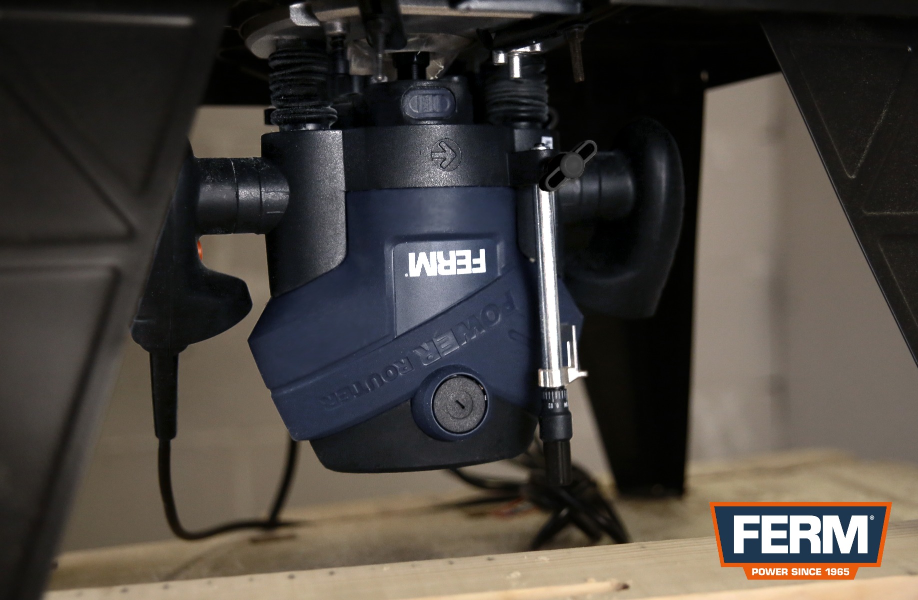 FERM Fresatrice Verticale 1300W. Include 6 Frese, Guida Parallela, Illuminazione LED E Set Di Accessori 11 FERM PRM1015 Fresatrice verticale 1300W