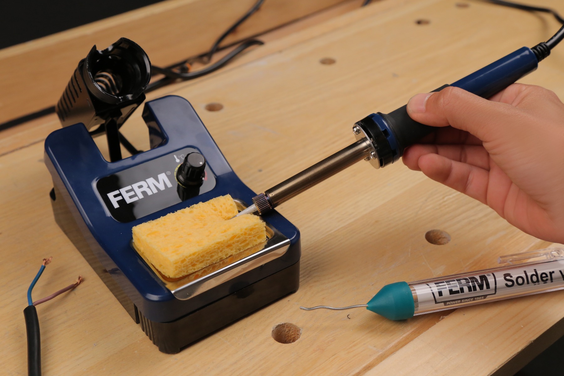 FERM Stazione Di Saldatura 48W, Temperatura Massima 480 °C. Illuminazione A LED - Protezione Contro Il Surriscaldamento. Include Accessori 17 FERM SGM1013 Stazione di saldatura 48W, temperatura massima 480 °C.